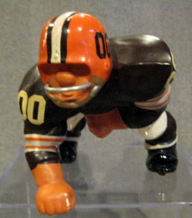 60's CLEVELAND BROWNS KAIL STATUE- LARGE DOWN-LINEMAN