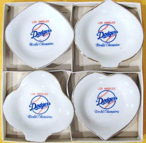 VINTAGE LOS ANGELES DODGERS WORLD CHAMPIONS ASHTRAY / DISH SET 