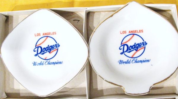 VINTAGE LOS ANGELES DODGERS WORLD CHAMPIONS ASHTRAY / DISH SET 