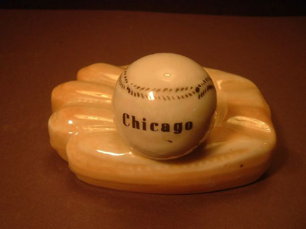 1950's CHICAGO WHITE SOX BASEBALL GLOVE WITH BALL ASHTRAY