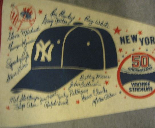 Lot Detail - LOT OF (4) VINTAGE NEW YORK YANKEES PENNANTS INCL