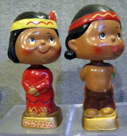 VINTAGE 60's CANADA INDIANS KISSING PAIR BOBBING HEADS