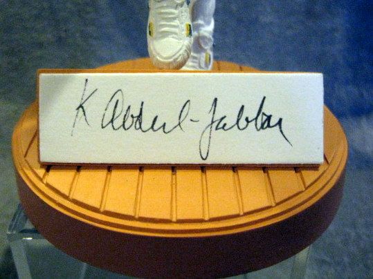 1989 KAREEM ABDUL-JABBAR SIGNED GARTLAND STATUE