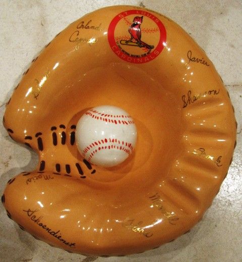 VINTAGE 1967 ST. LOUIS CARDINALS SIGNED 9 CATCHERS MITT  ASHTRAY 