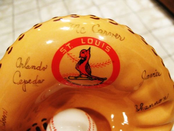 VINTAGE 1967 ST. LOUIS CARDINALS SIGNED 9 CATCHERS MITT  ASHTRAY 