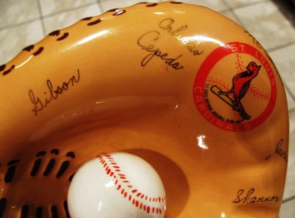 VINTAGE 1967 ST. LOUIS CARDINALS SIGNED 9 CATCHERS MITT  ASHTRAY 