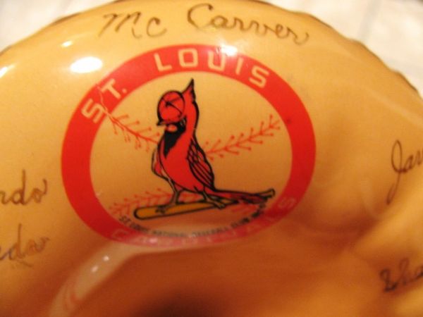 VINTAGE 1967 ST. LOUIS CARDINALS SIGNED 9 CATCHERS MITT  ASHTRAY 