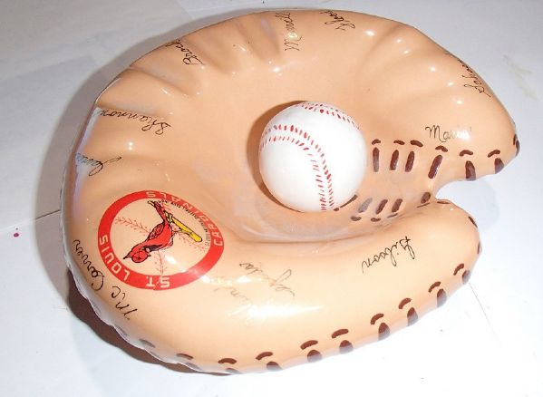 VINTAGE 1967 ST. LOUIS CARDINALS SIGNED 9 CATCHERS MITT  ASHTRAY 