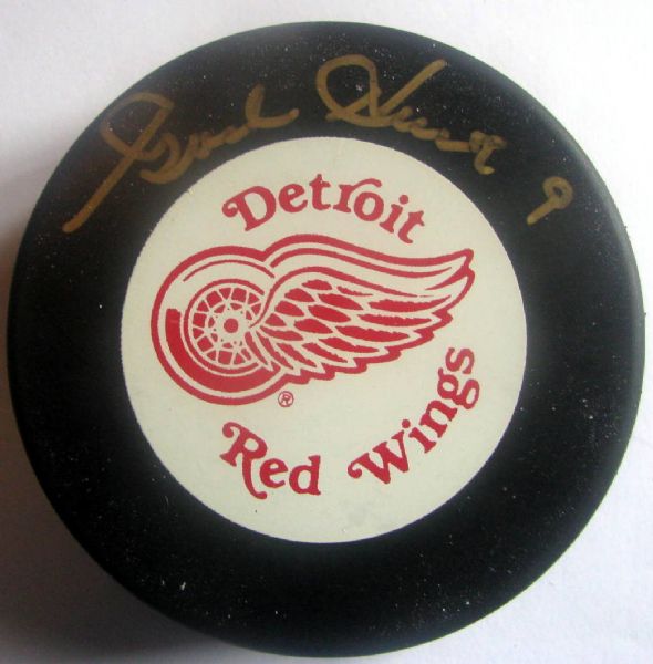 GORDIE HOWE SIGNED PUCK w/SGC COA