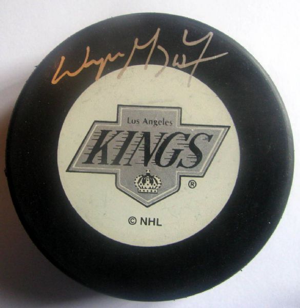 WAYNE GRETZKY SIGNED PUCK w/SGC COA