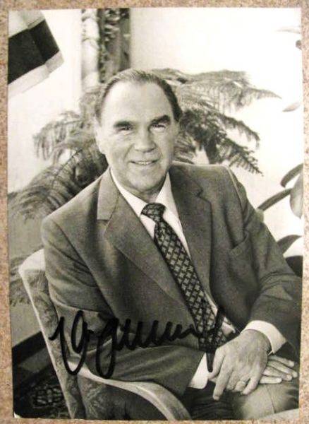 MAX SCHMELING SIGNED PHOTO w/JSA COA