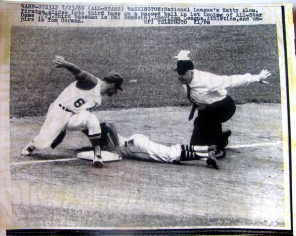 1969 SAL BANDO / MATTY ALOU ALL-STAR GAME WIRE PHOTO