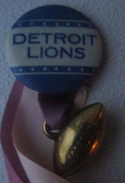 VINTAGE DETROIT LIONS PINBACK w/RIBBON & ATTACHEMENT