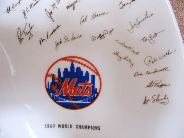 1969 METS WORLD CHAMPIONS TEAM SIGNED ASHTRAY