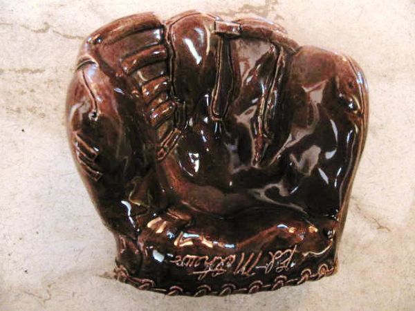 EDDIE MATTHEWS 1954 GLOVE ASHTRAY