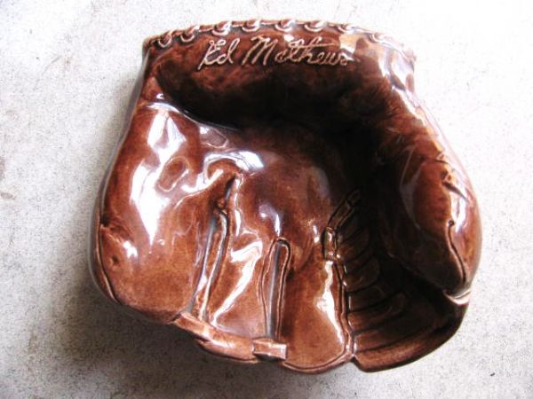 EDDIE MATTHEWS 1954 GLOVE ASHTRAY