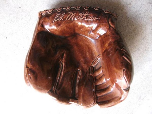 EDDIE MATTHEWS 1954 GLOVE ASHTRAY