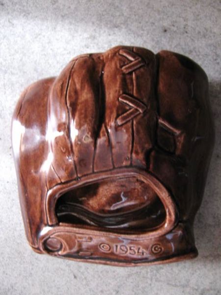 EDDIE MATTHEWS 1954 GLOVE ASHTRAY