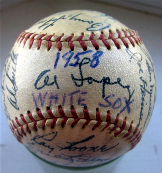 1958 CHICAGO WHITE SOX TEAM SIGNED BASEBALL - 32 SIGNATURES w/CAS LOA