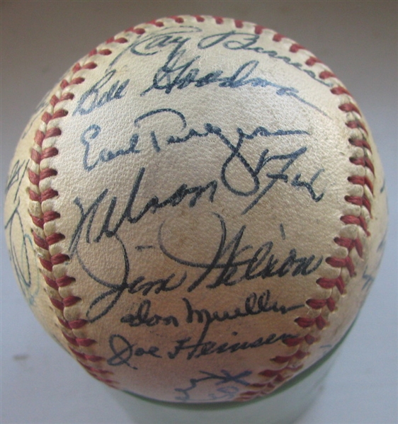 1958 CHICAGO WHITE SOX TEAM SIGNED BASEBALL - 32 SIGNATURES w/CAS LOA