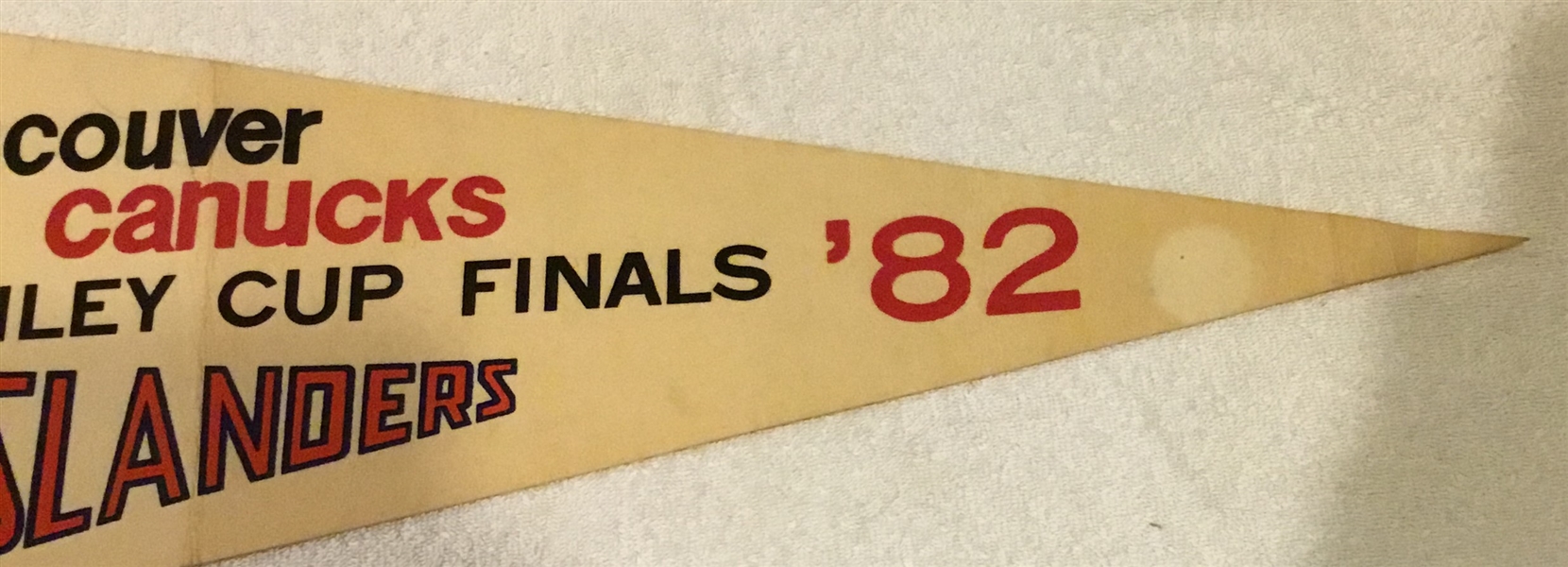 1982 STANLEY CUP FINALS PENNANT - ISLANDERS / CANUCKS