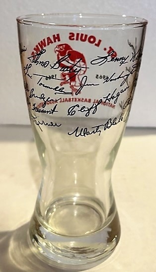 1965/66 ST. LOUIS HAWKS GLASS w/FACSIMILE AUTOGRAPHS