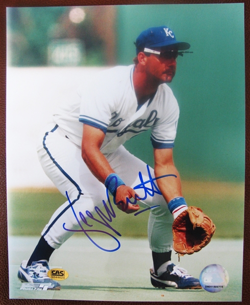 GEORGE BRETT SIGNED 8 x 10 PHOTO w/CAS COA