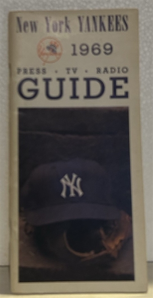 1969 NEW YORK YANKEES MEDIA GUIDE w/MANTLE