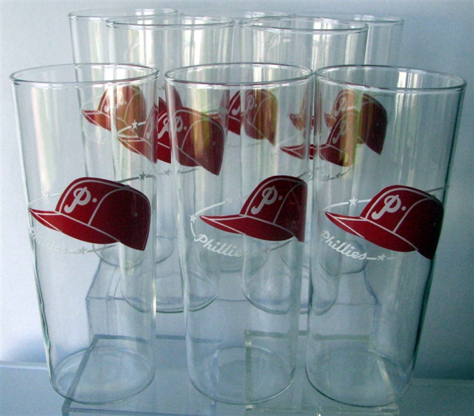 1966 PHILADELPHIA PHILLIES PITCHER & GLASS SET w/PLAYERS FACSIMILE AUTOGRAPHS