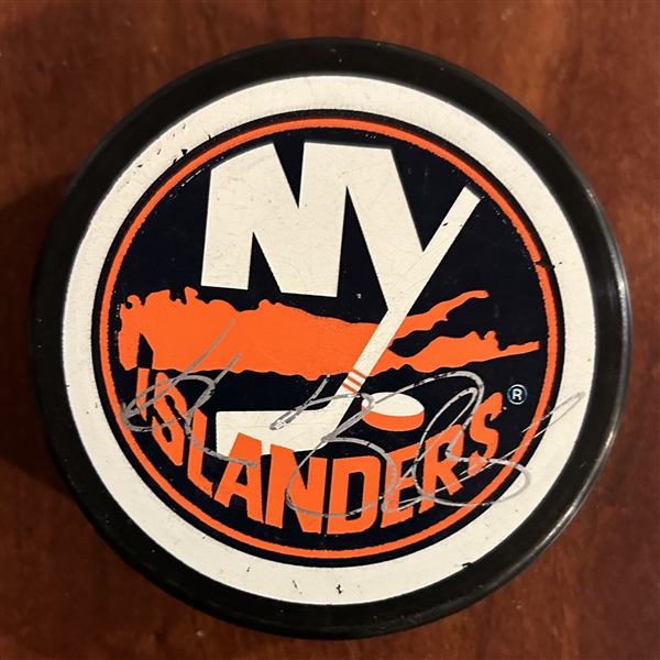 ALEXEI YASHIN SIGNED NEW YORK ISLANDERS HOCKEY PUCK w/COA