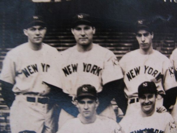 1939 WORLD CHAMPION NY YANKEES TEAM PHOTO w/ LOU GEHRIG