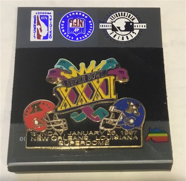 1997 SUPER BOWL XXXI PIN - PACKERS vs PATRIOTS - MINT ON CARD