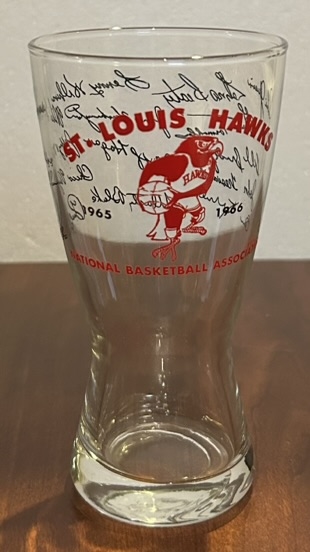 1965-66 ST. LOUIS HAWKS GLASS w/FACSIMILE AUTOGRAPHS