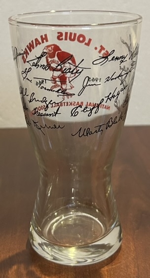 1965-66 ST. LOUIS HAWKS GLASS w/FACSIMILE AUTOGRAPHS