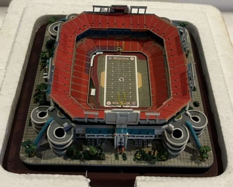 MIAMI DOLPHINS PRO PLAYER STADIUM DANBURY MINT STATUE w/BOX